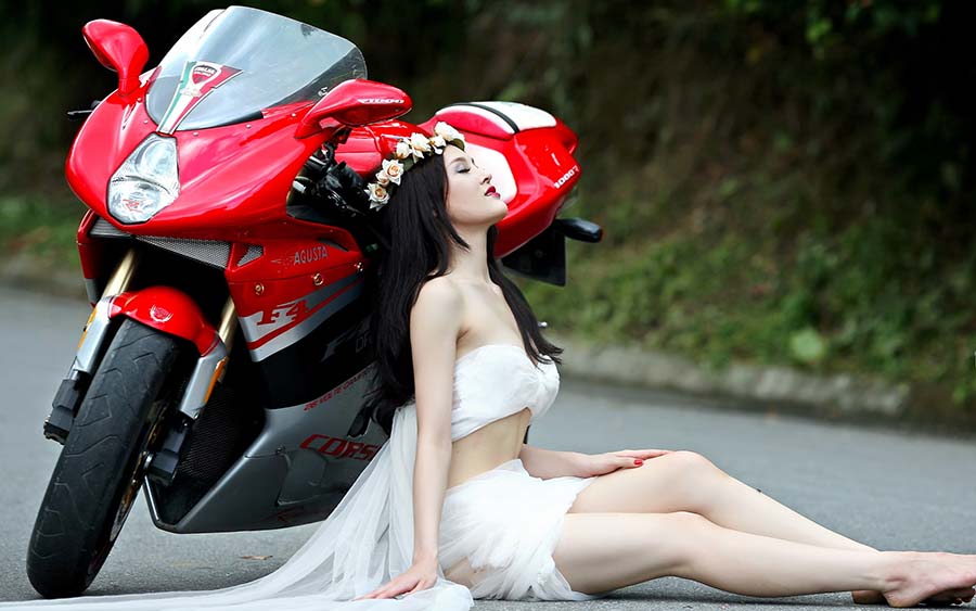 Beautiful girls and motorcycles in Wutsunomiya