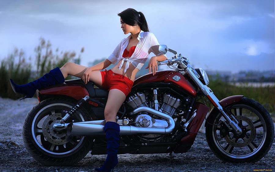 Beautiful girls and motorcycles in Wutsunomiya