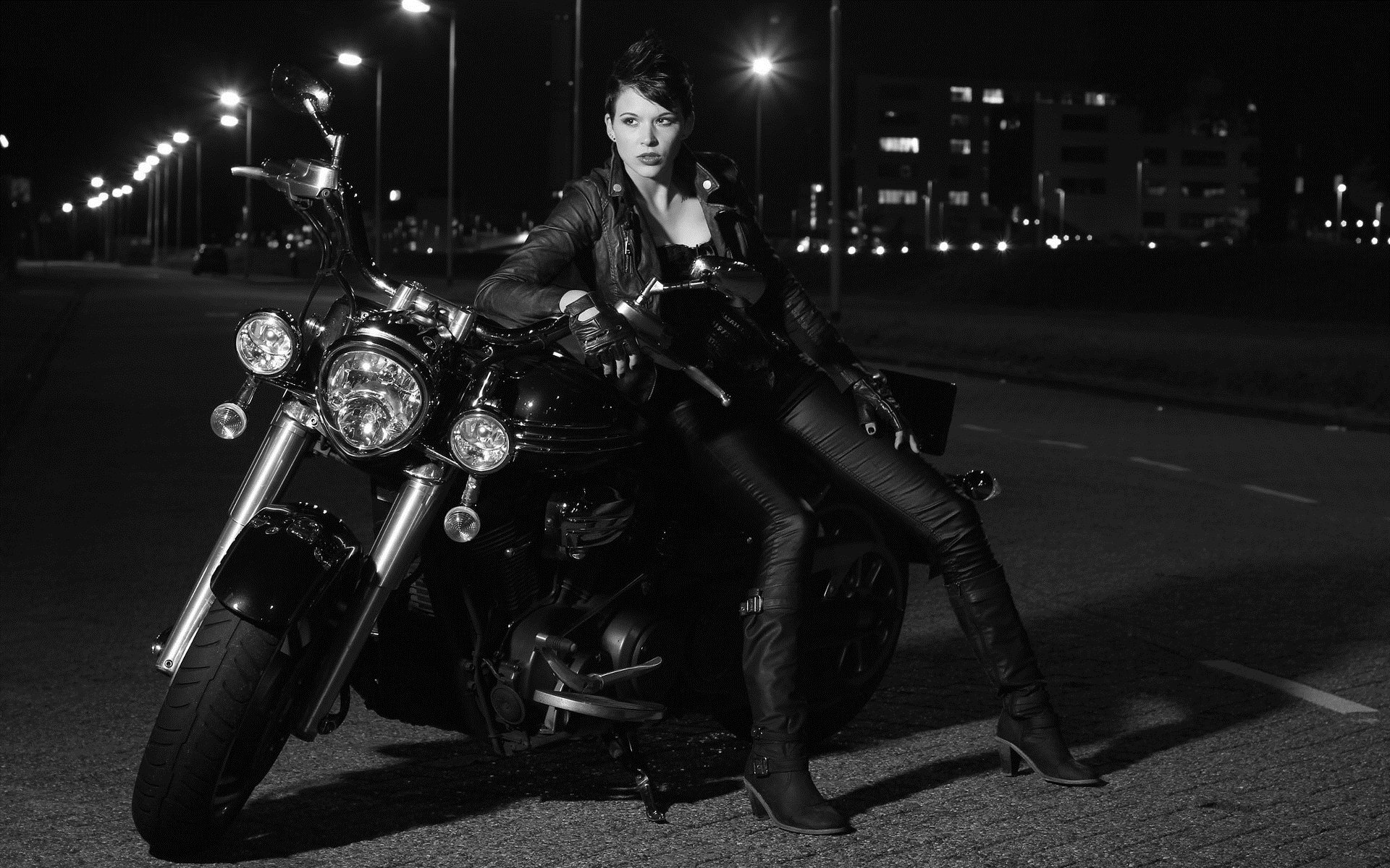 Photo Beautiful girls and motorcycles in Wutsunomiya